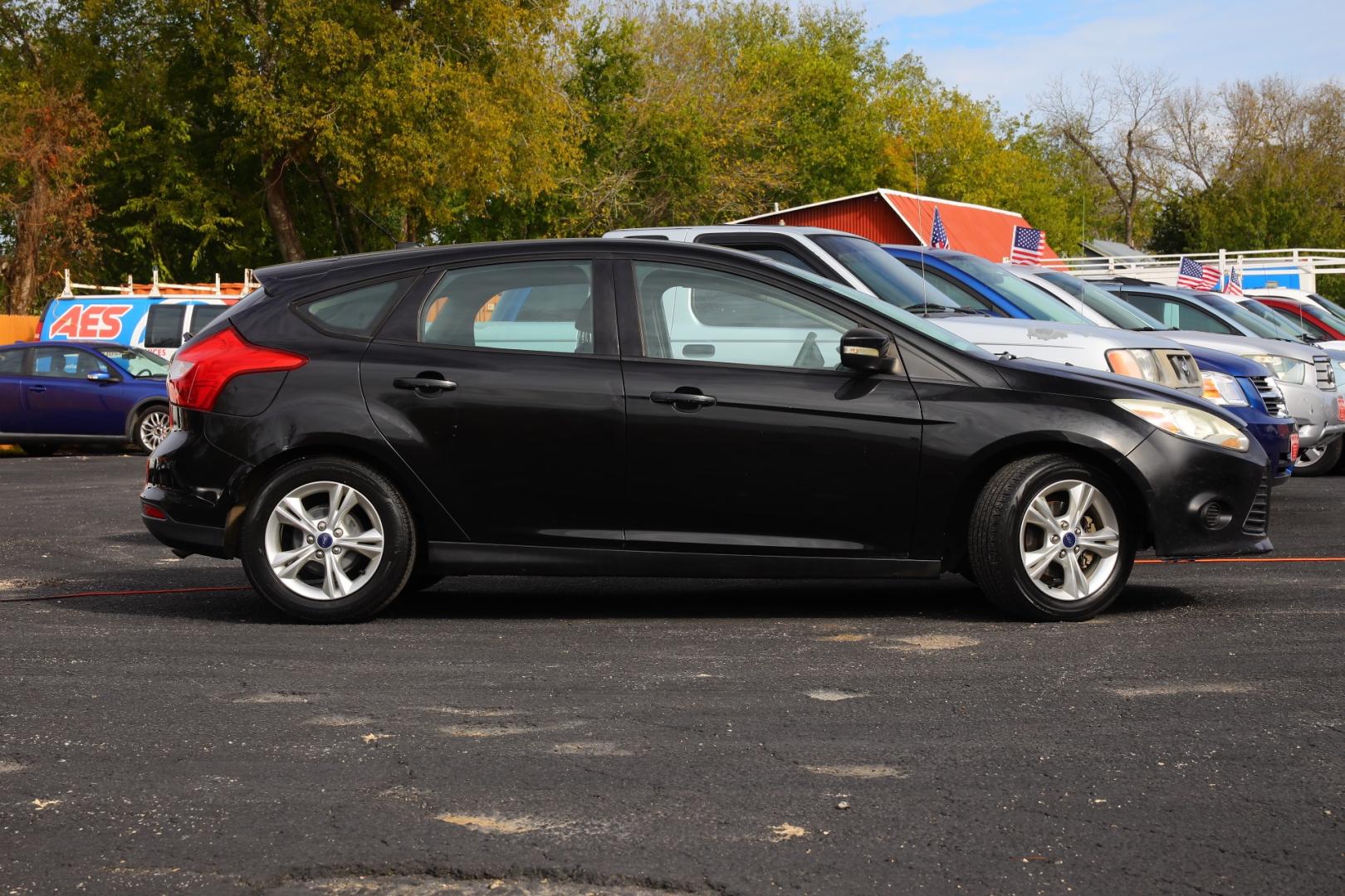 2014 BLACK FORD FOCUS SE Hatch (1FADP3K23EL) with an 2.0L L4 DOHC 16V engine, 5-SPEED MANUAL OR 6-SPEED AUTOMATIC transmission, located at 420 E. Kingsbury St., Seguin, TX, 78155, (830) 401-0495, 29.581060, -97.961647 - Photo#3